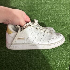 Adidas Grand Court SE Womens White Gold Tennis Casual Sneakers Shoes Size 7.5